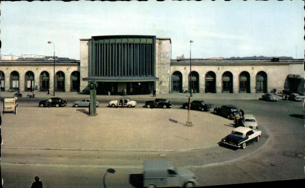 Estação de Caen — vista da fachada e da praça — Lumicap - Frente