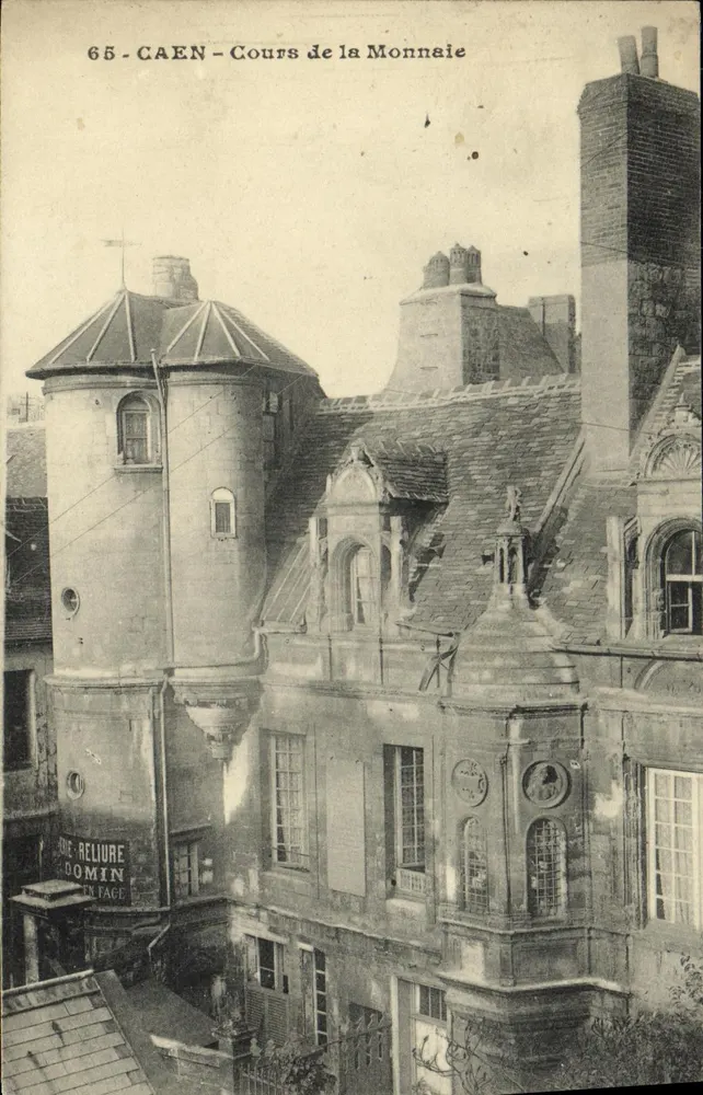 Caen - Cours de la Monnaie — architektonische Ansicht mit Turmgebäude und Schild 'Reliure Domin' - Vorderseite