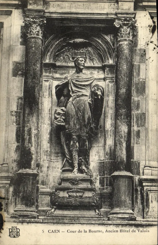 CAEN — Cour de la Bourse, Ancien Hôtel de Valois — Statue des David - Vorderseite