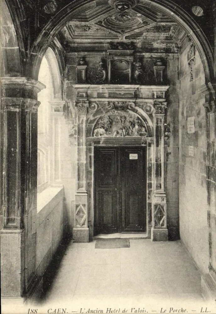 Caen — Das alte Hotel de Valois — Der Vorbau — LL. - Vorderseite