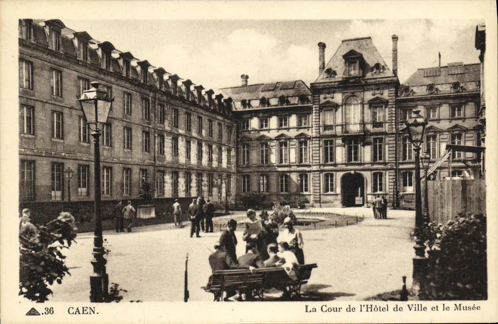 Caen — Der Innenhof des Rathauses und das Museum — Cie des Arts de Strasbourg - Vorderseite