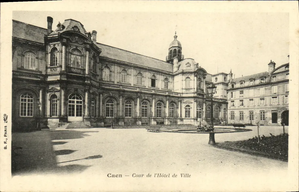 Caen — Cour do Hotel de Ville — B.F. Paris - Frente