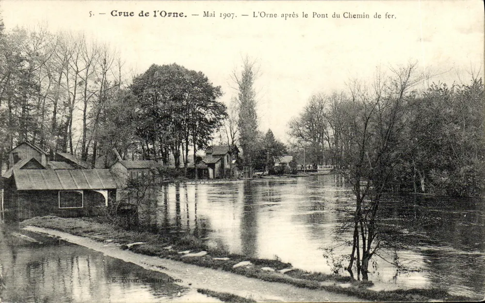 Überschwemmung der Orne — Mai 1907 — Die Orne nach dem Eisenbahnbrücke. — E. Feron, Chéruin, Goen. - Vorderseite