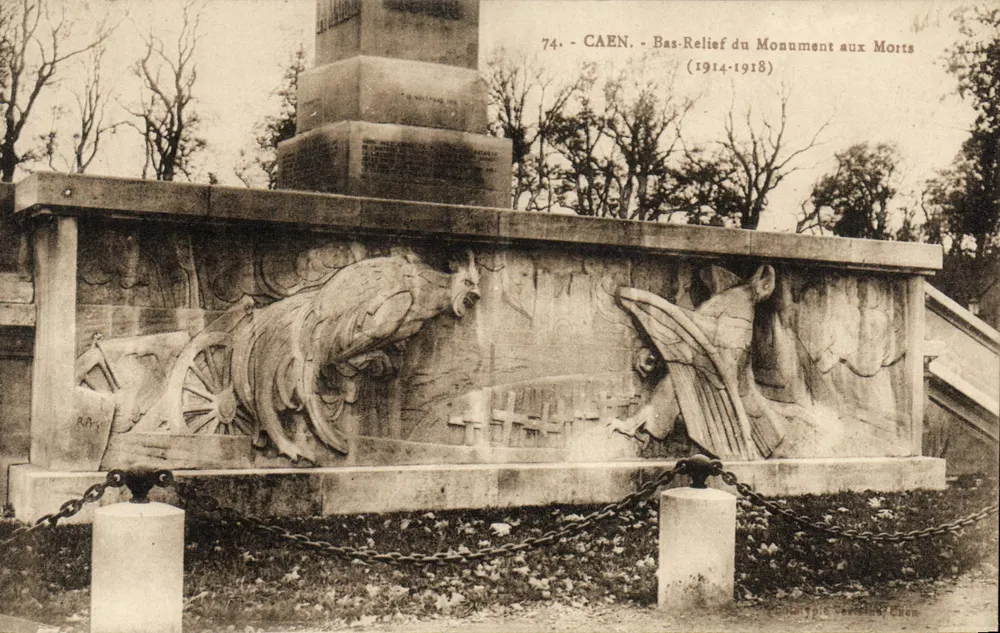Caen - Bas-relief do Monumento aos Mortos (1914-1918) — editor: C. P. C. (n° 74) - Frente