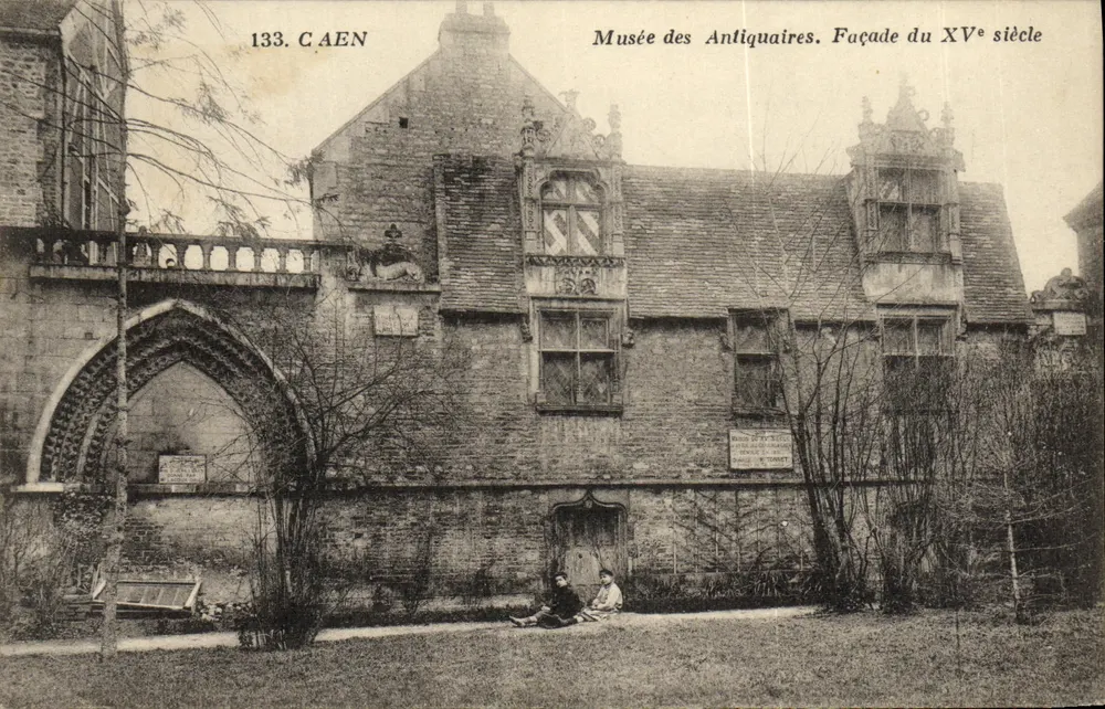 Caen — Museum der Antiquarier. Fassade des 15. Jahrhunderts — Maison-Doçoq, Caen, n°133 - Vorderseite