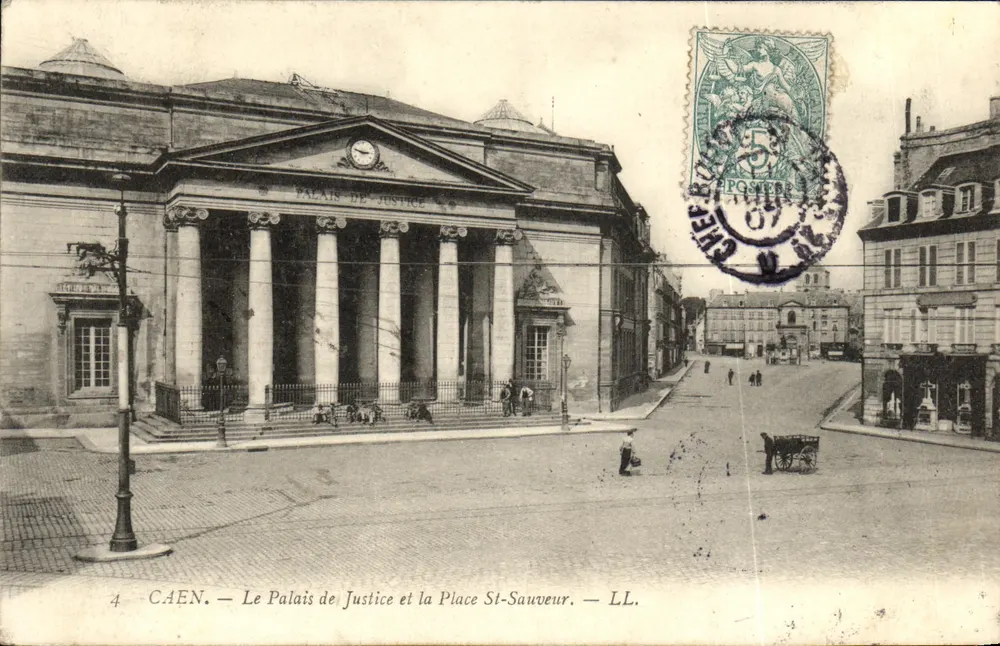 CAEN. — Das Palais de Justice und die Place St-Sauveur. — LL. - Vorderseite