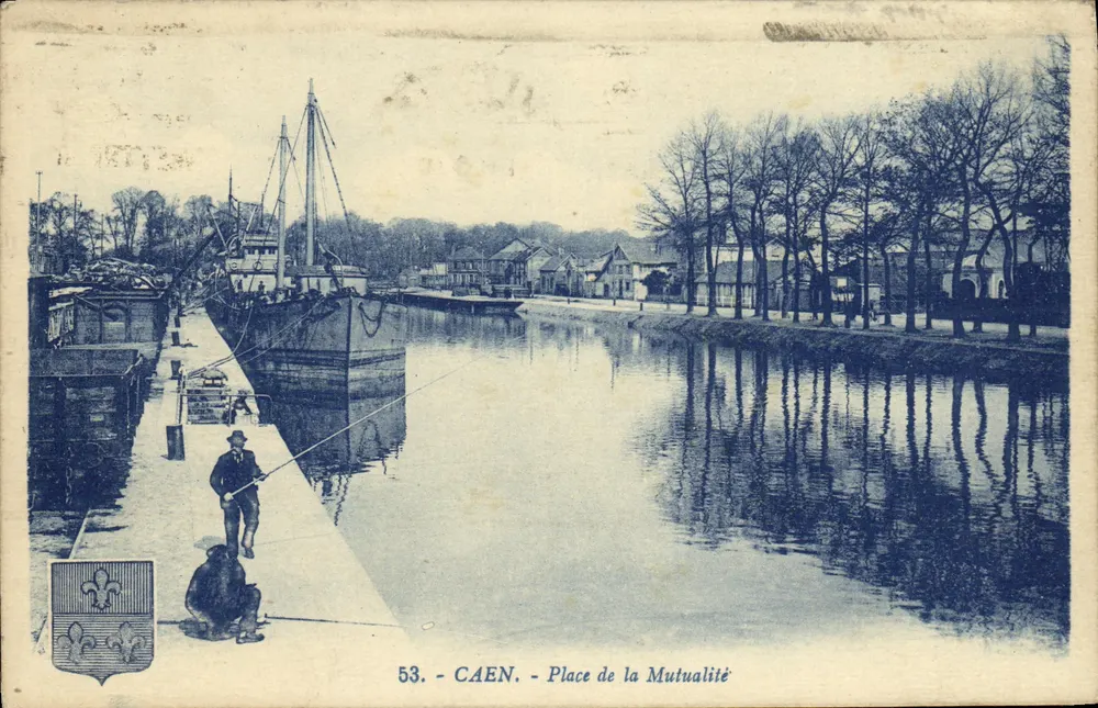 CAEN - Place de la Mutualité — vista do canal com barco e pescador — editor desconhecido, n° 53 - Frente