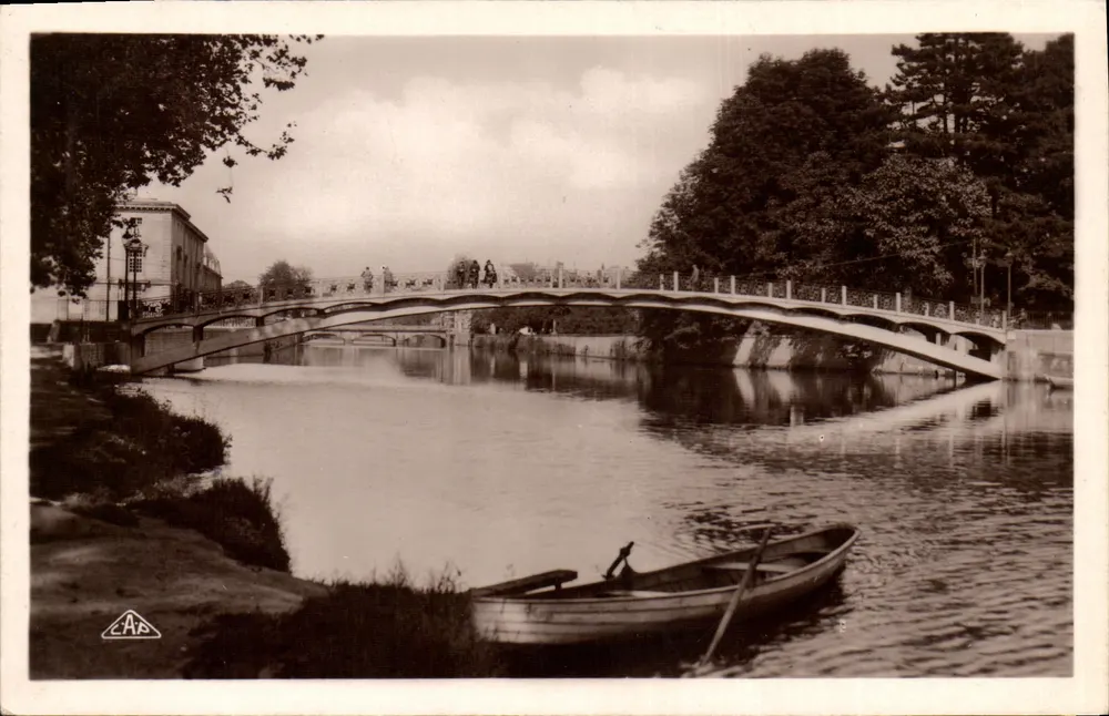 Pont sobre a Orne em Caen — editor L'AP - Frente