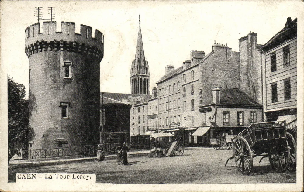 CAEN - A Torre Leroy — vista urbana com edifício medieval e igreja — editora não identificada - Frente
