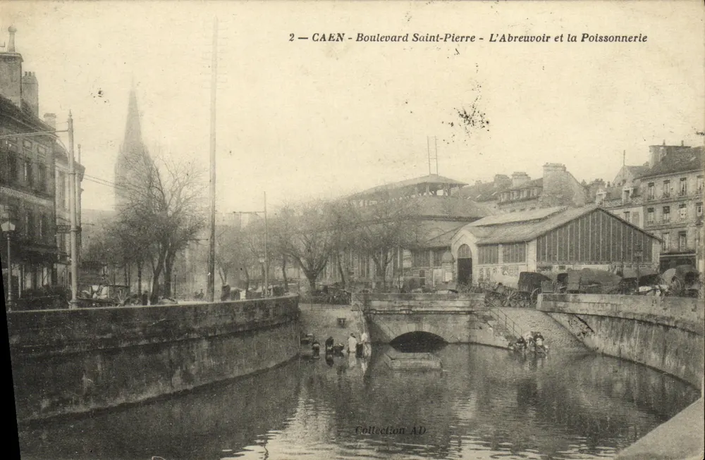 Caen - Boulevard Saint-Pierre - L'Abreuvoir et la Poissonnerie — Collection AD - Recto