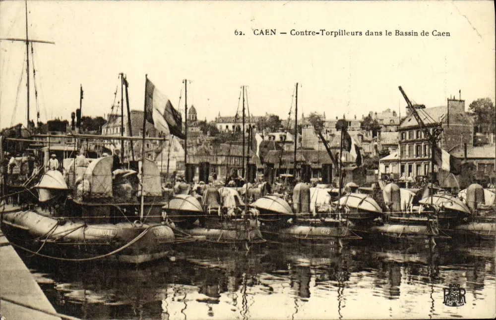 CAEN — Contre-Torpilleurs dans le Bassin de Caen — Éditeur : R. R. (imprimé en bas à droite) - Vorderseite