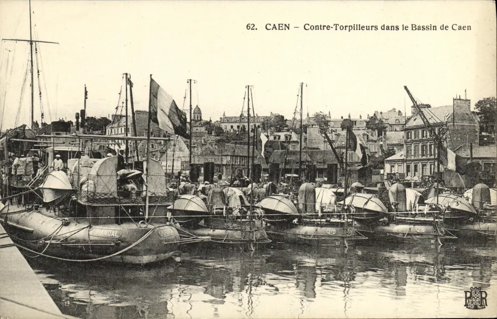 CAEN — Metallgehäusete Torpedoboots im Bassin von Caen — Verlag PAR - Vorderseite