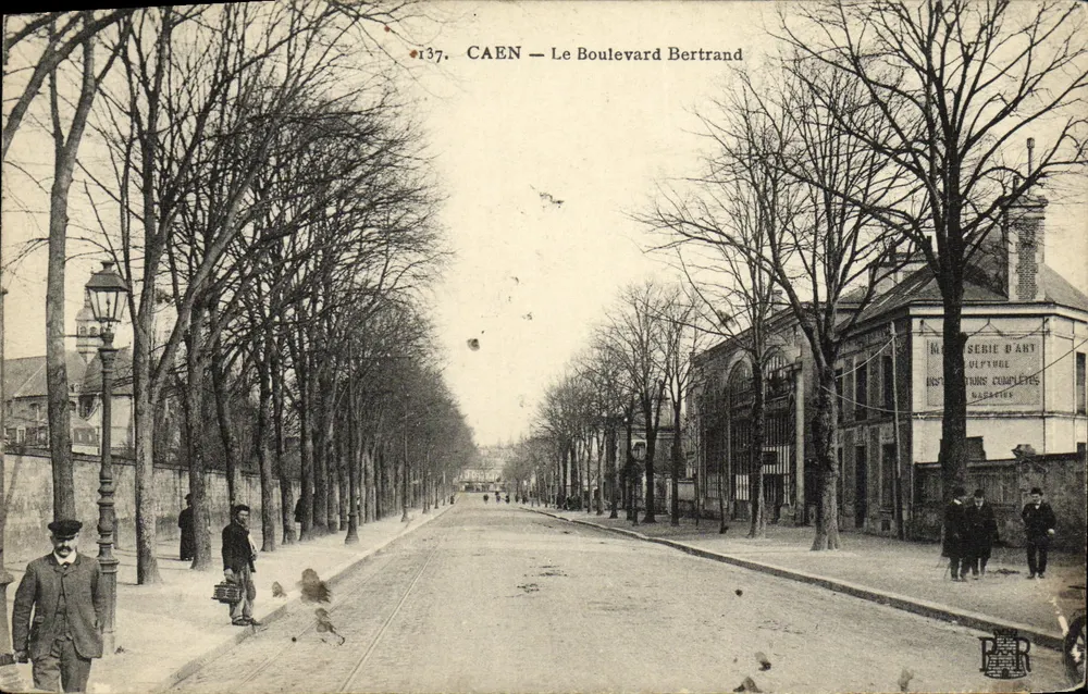 CAEN — Le Boulevard Bertrand — série 137, editor P. R. - Frente