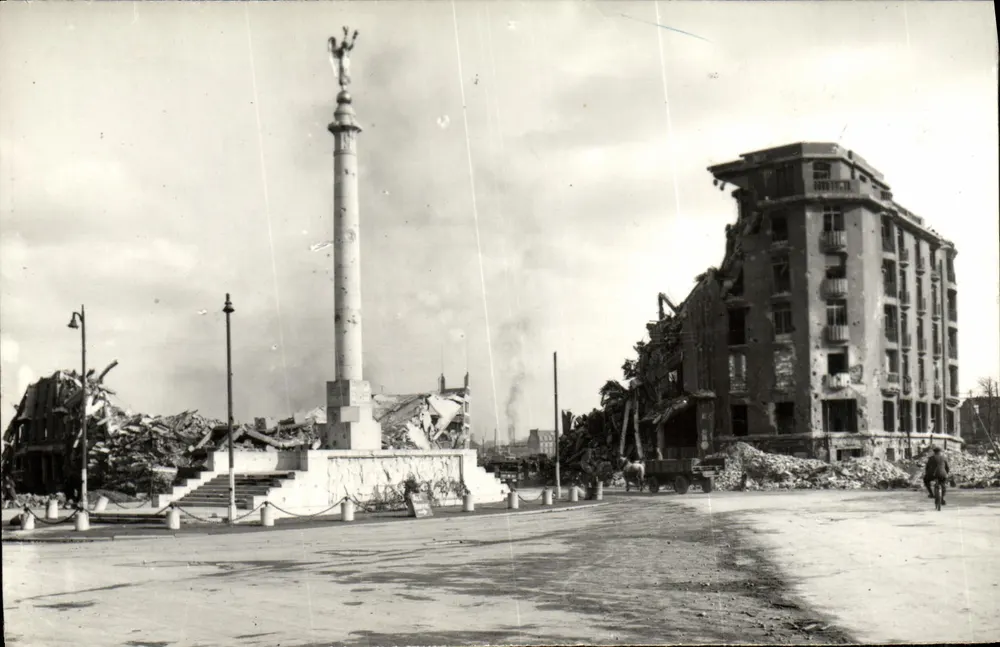 CAEN - Monument aux Morts und Hôtel Malherbe — Photographie von M. LECOQ, Verlag - Vorderseite