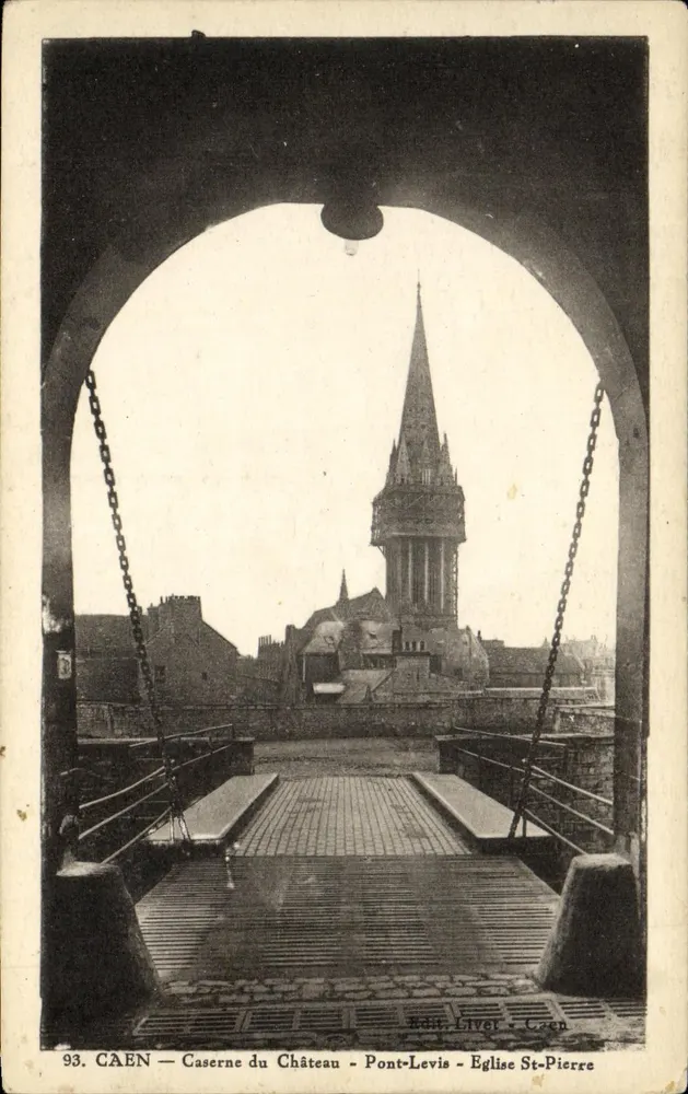 CAEN — Kasernen des Schlosses — Pont-Levis-Brücke — Kirche St-Pierre - Vorderseite