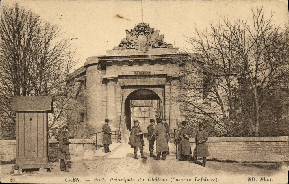 CAEN — Haupteingang des Schlosses (Lefebvre-Kaserne) — ND. Phot. - Vorderseite