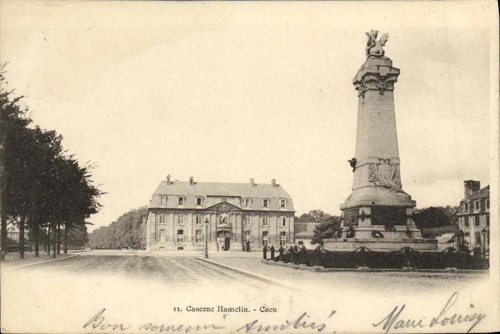Caserne Hamcllin - Caen — Pomnik upamiętniający zginionych z grifonem — wydawca Mani d'Orny - Awers