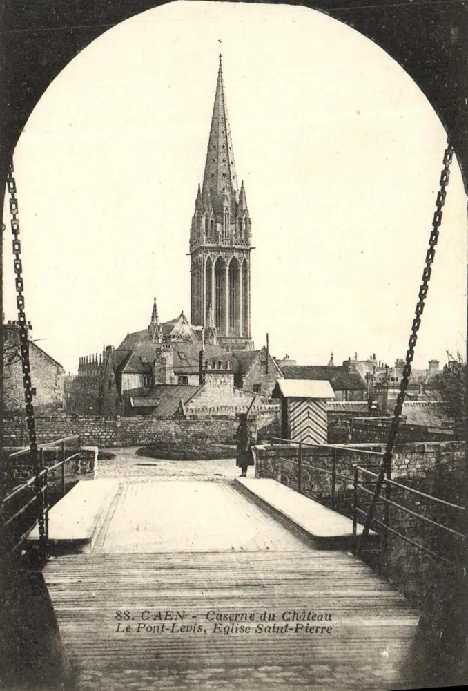 Caen — Der Pont-Levis und die Kirche Saint-Pierre — Ansicht von der Hängebrücke - Vorderseite