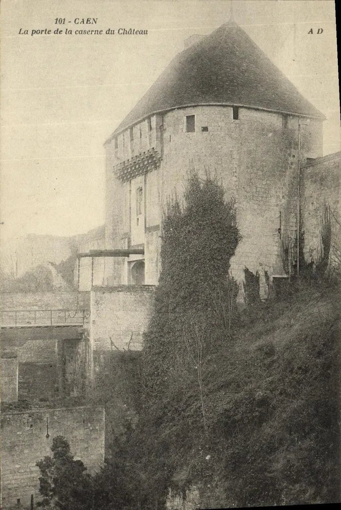 Caen — A porta da caserna do Castelo — A D - Frente
