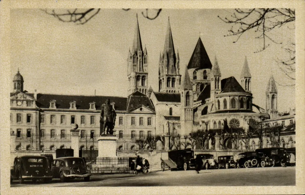 Caen (Calvados) — O Liceu Malherbe e a Abside Saint-Étienne (Abadia dos Homens) - Frente