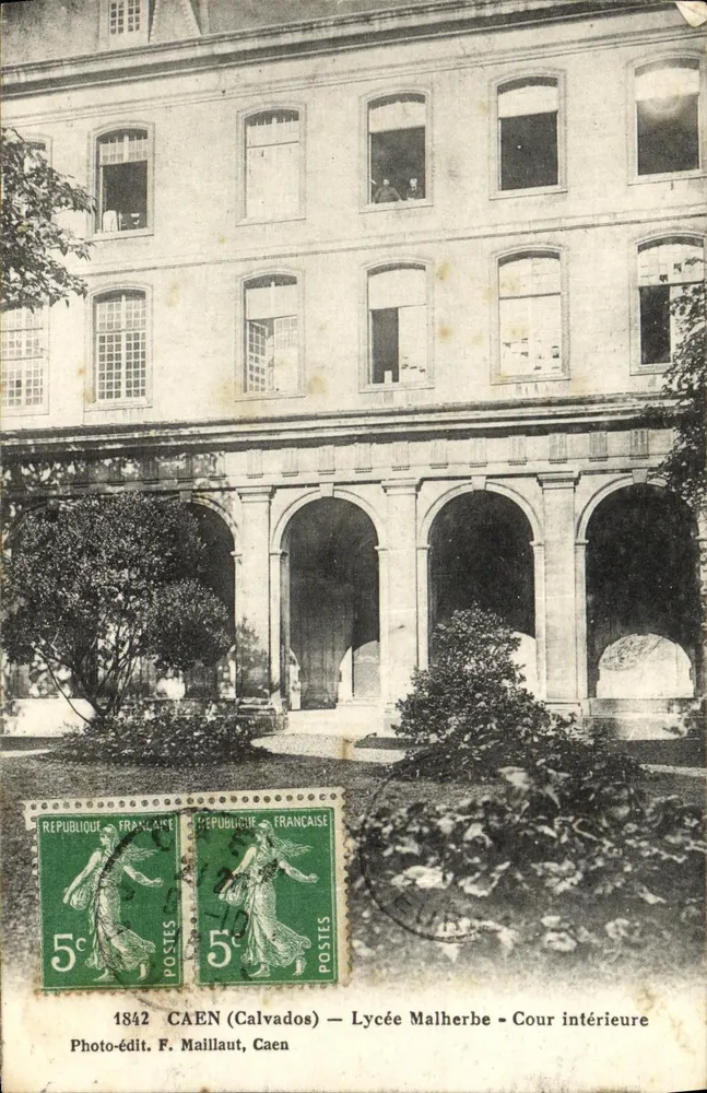 Caen (Calvados) — Lycée Malherbe — Cour intérieure — Foto-edição F. Maillaut, Caen - Frente
