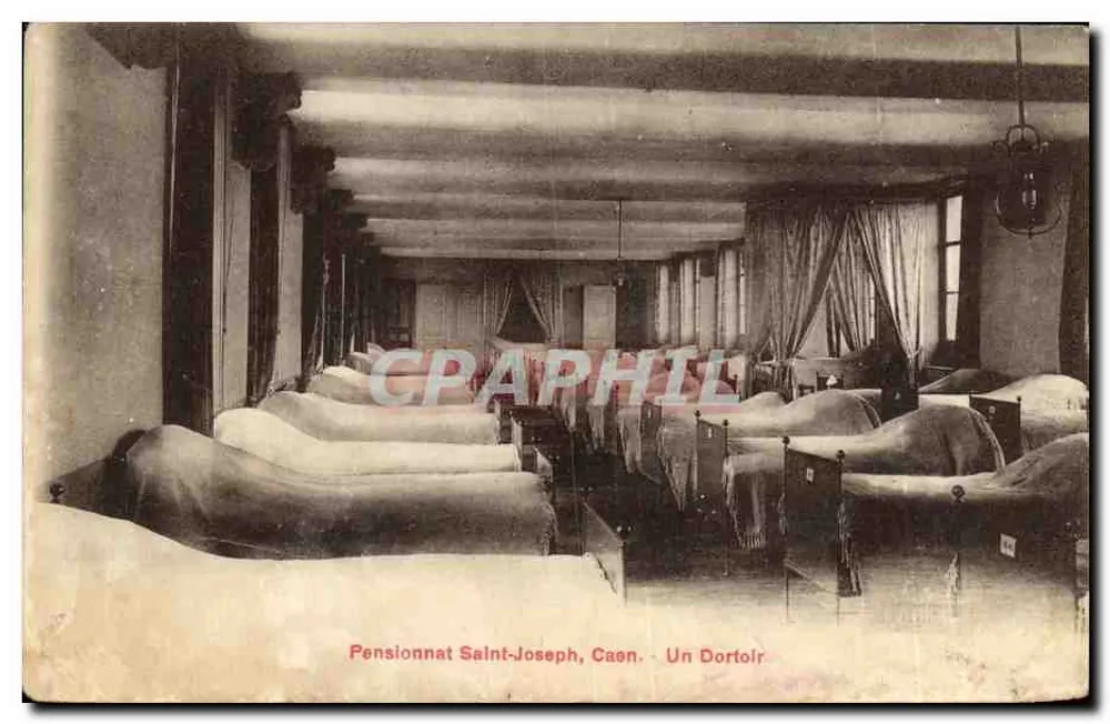 Internat Saint-Joseph, Caen — Ein Schlafsaal - Vorderseite