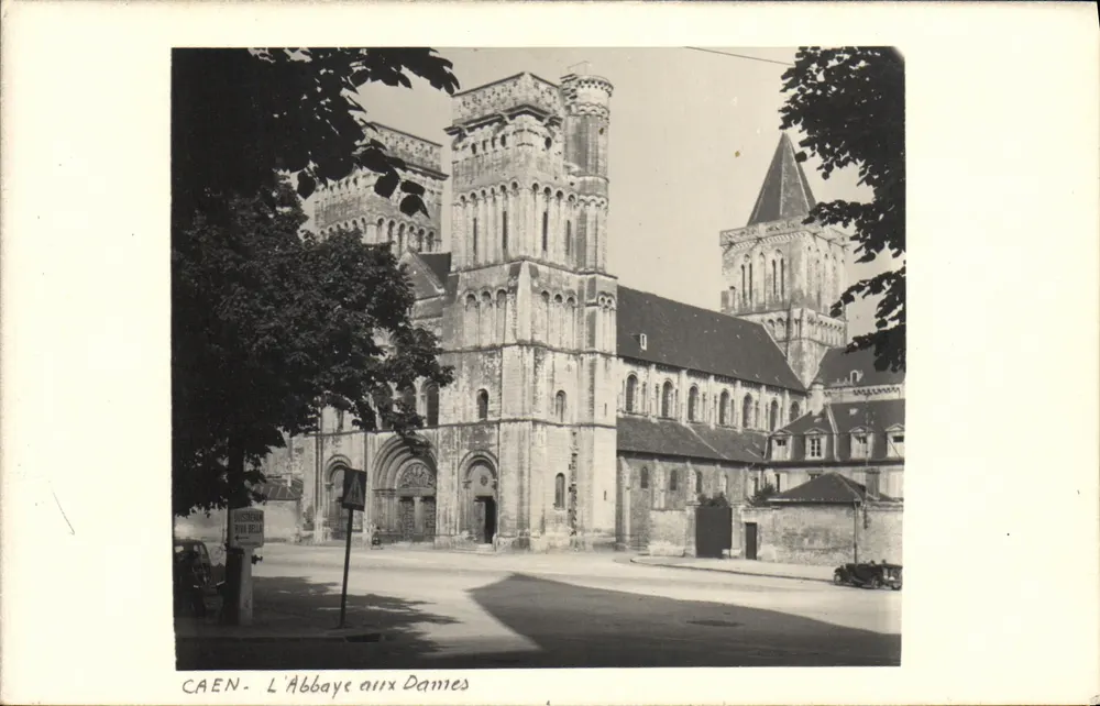 Caen - Die Abtei der Damen — Ansicht der Abtei mit ihren Türmen und dem Cloister — Verleger Delaunay, Seriennummer nicht sichtbar - Vorderseite