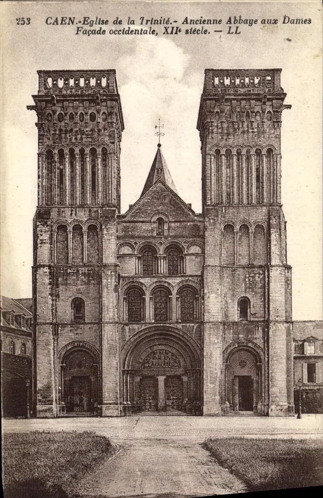 Caen - Kirche der Dreifaltigkeit - Ehemaliges Damenstift, westliche Fassade, 12. Jahrhundert — LL - Vorderseite
