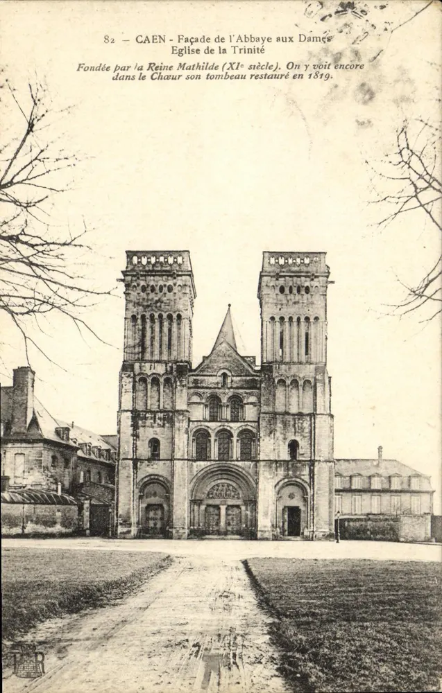 Caen — Fassade der Abtei der Damen — Kirche der Dreifaltigkeit — Gründung durch Königin Mathilde (11. Jahrhundert). Man kann im Chor immer noch ihr 1819 restauriertes Grab sehen. - Vorderseite
