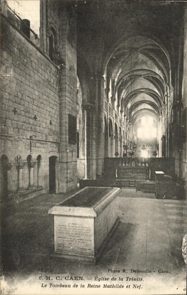 Kirche der Dreifaltigkeit — Das Grab der Königin Mathilde und die Kirchenschiff - Vorderseite