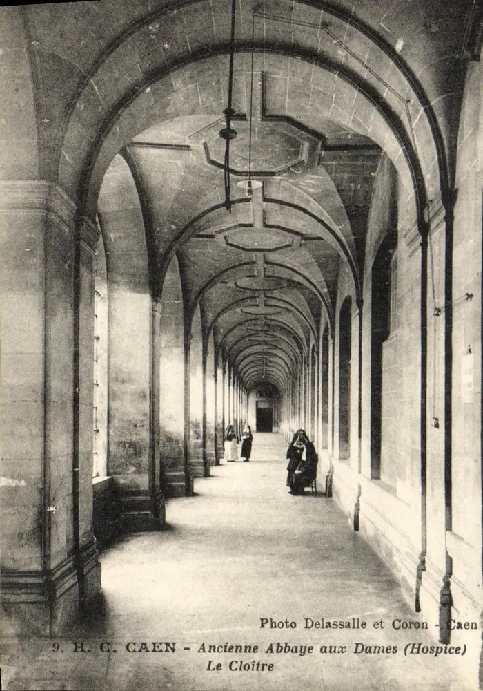 O Cloître — Antiga Abadia das Damas (Hospício) — Foto Delassalle e Coron - Caen - Frente