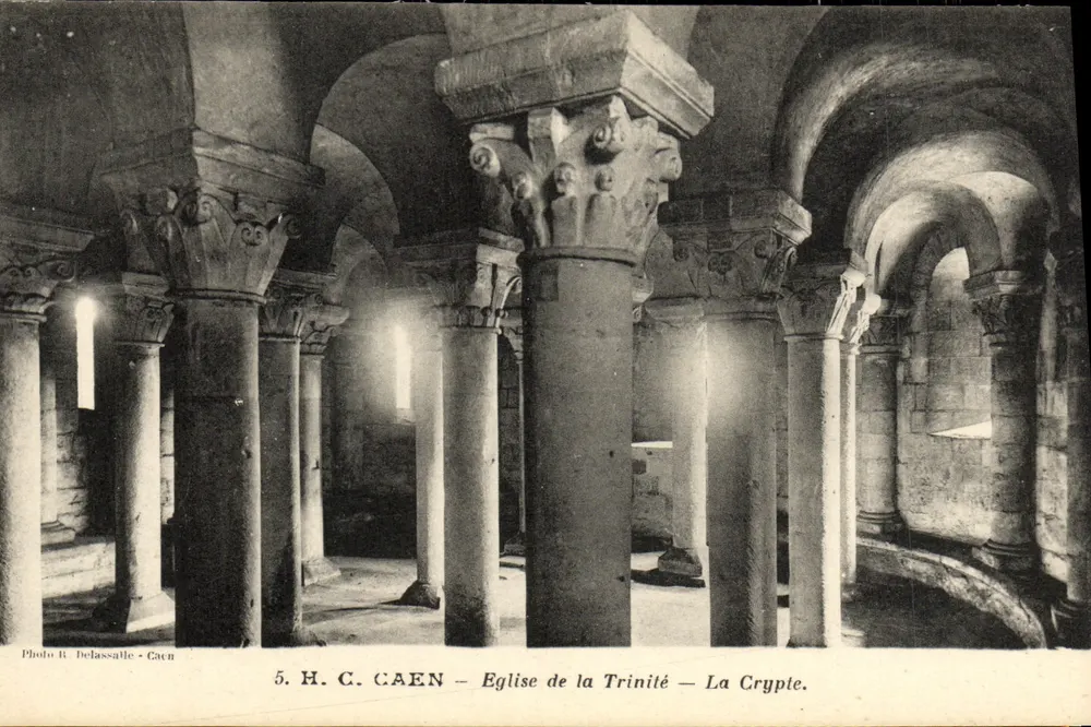 Caen — Igreja da Trindade — A Cripta — Foto R. Delassalle - Frente