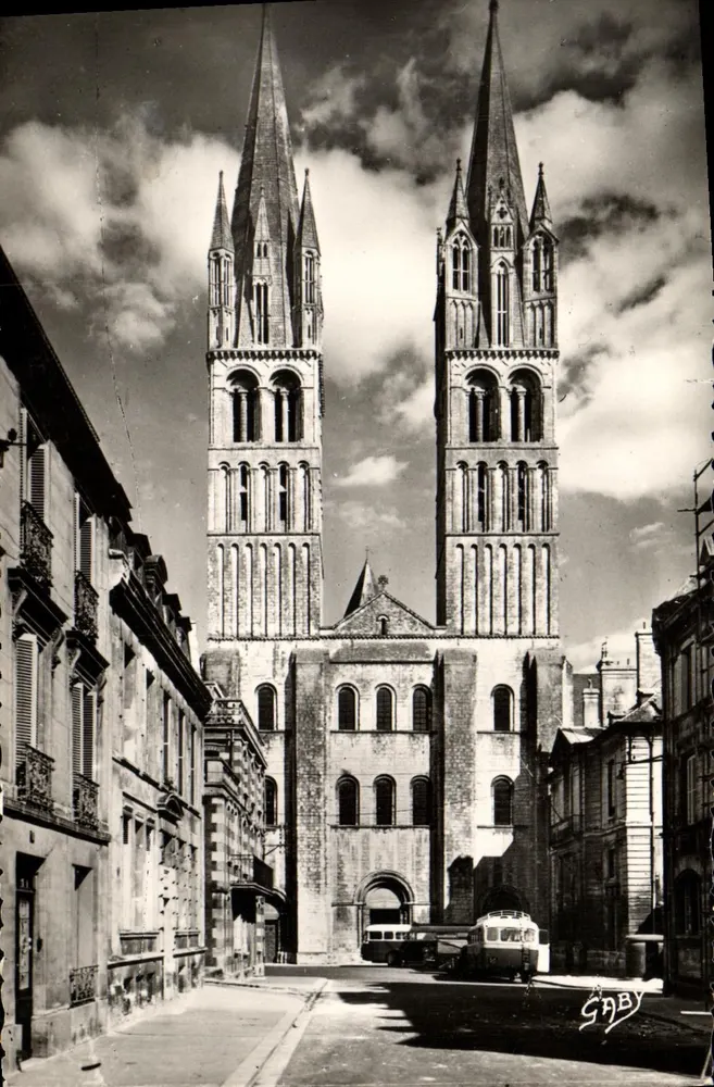 Caen — Igreja Abbatial Saint-Étienne — fachada e torres, época de Guillaume o Conquistador (século XII) — Éditions Gaby - Frente