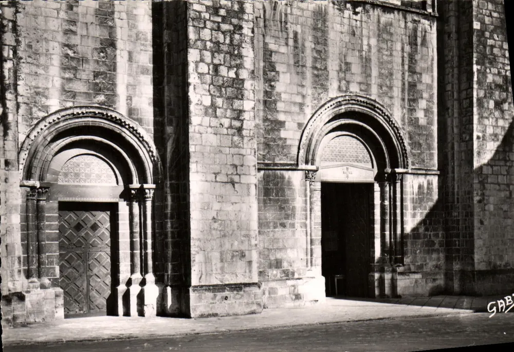Igreja Abacial São Etienne — Portal principal (século XI) — Edições GABY, Nantes - Frente