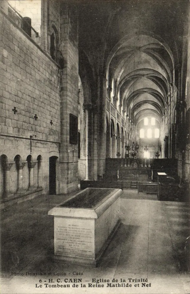 Kirche der Dreifaltigkeit — Grab der Königin Mathilde und Neuf — Foto Delassale et Coron, Caen - Vorderseite