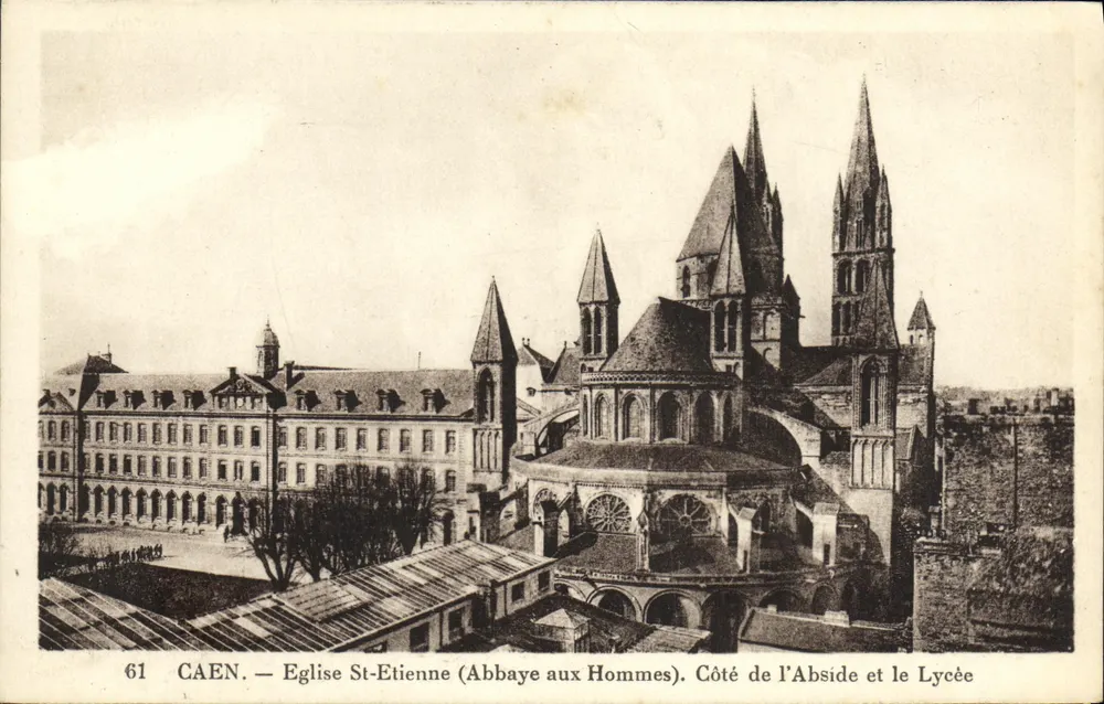 Caen — Kirche Saint-Étienne (Abbaye aux Hommes). Seite der Apse und das Lycée - Vorderseite