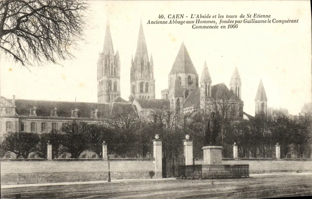 CAEN - A Abside e as torres de St-Etienne — Antiga Abadia dos Homens, fundada por Guilherme o Conquistador, iniciada em 1066 — G. Livet, Caen - Frente