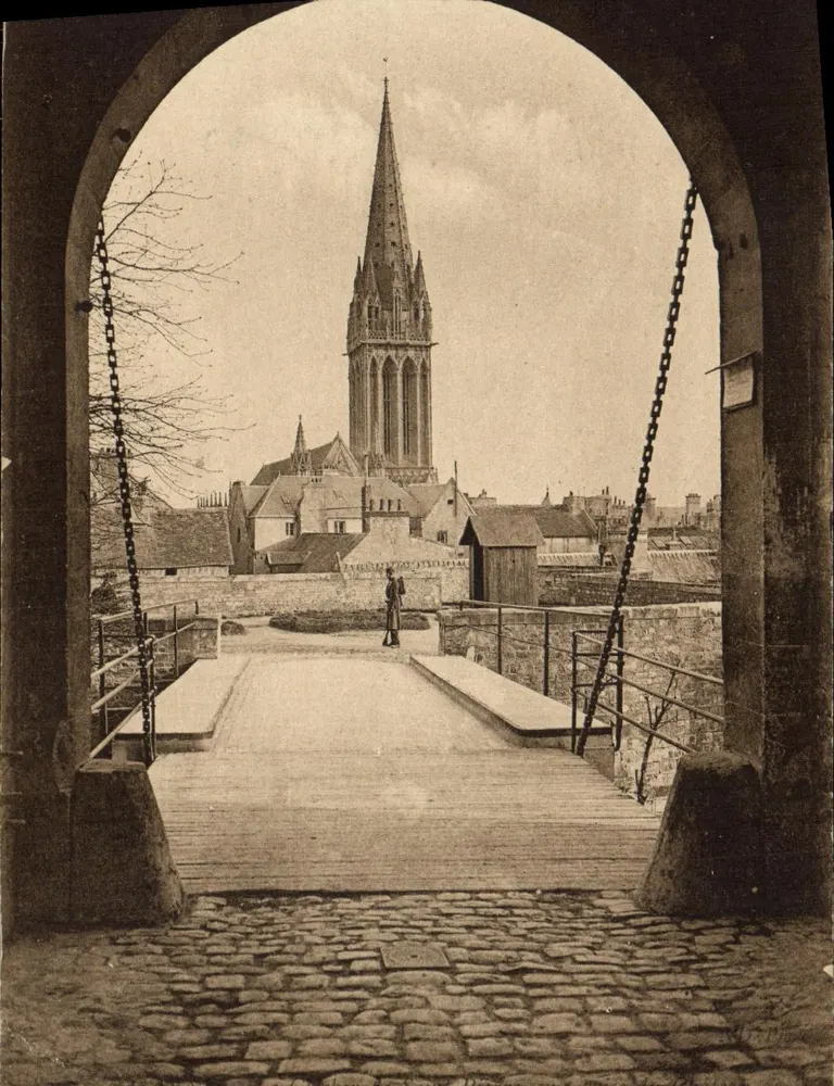 Uitzicht op Caen — Stadspoort met kerk — Ansichtkaart - Voorkant