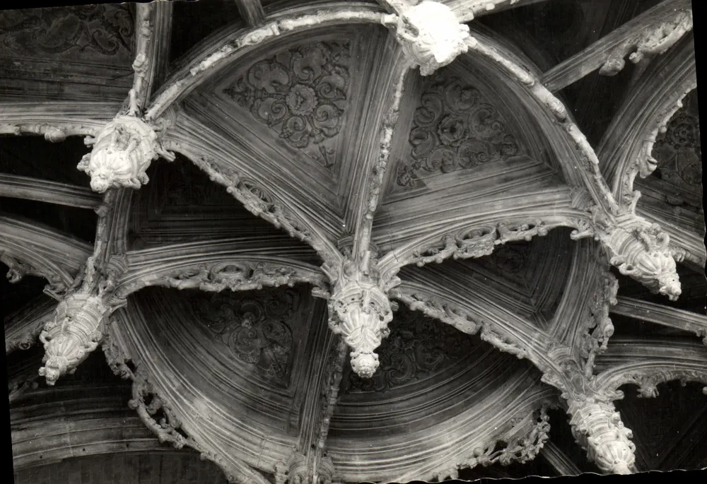 Gewölbe einer der apsidalen Kapellen der Kirche Saint-Pierre in Caen — Hector Sohier, Studio Le Furt, Caen - Vorderseite