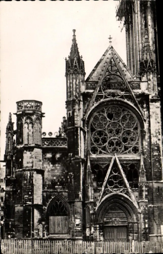 Igreja de São Pedro de Caen — fachada gótica com roseira — Éditions Glaigne - Frente