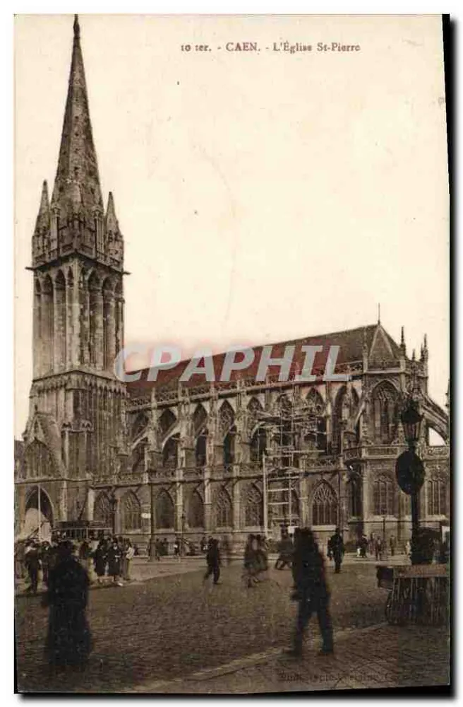 Caen — A Igreja de São Pedro — vista da fachada e da torre, com algumas pessoas e escorvas - Frente