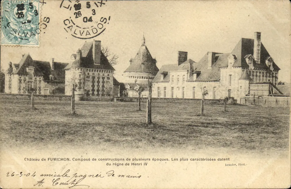 Château de Fumichon — vue du château avec plusieurs bâtiments et toits coniques — Lesuiler, Phot. - Frente
