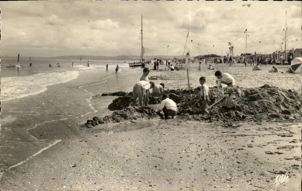 Crianças brincando na areia — praia de Franceville — editor C.A.P. n° 1562 - Frente