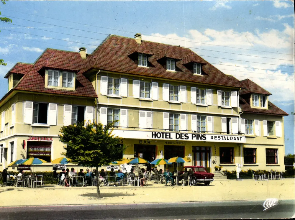 Franceville - Das Tabakgeschäft und das Hotel des Pins — Verlag: Couleurs Naturelles - Vorderseite