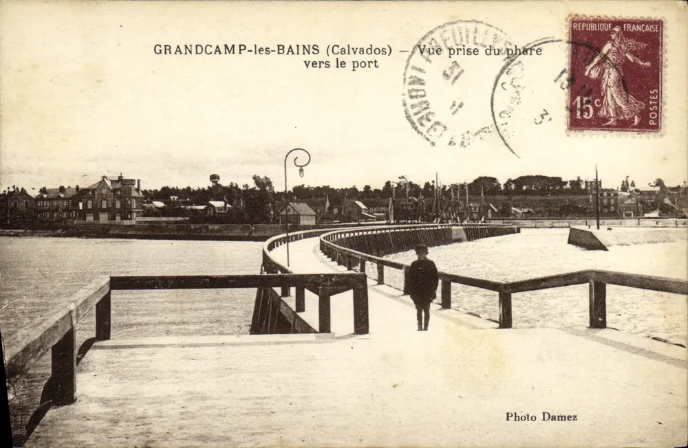 Grandcamp-les-Bains (Calvados) — Ansicht vom Leuchtturm zum Hafen — Foto Damez - Vorderseite