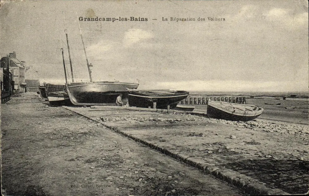 Grandcamp-les-Bains — Reparatur der Segelboote — Verlag Caruel, Lebensmittelgeschäft - Vorderseite