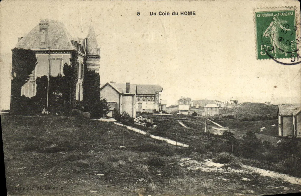 Um Canto do HOME — Vista de uma casa com torre e paisagem — Cliche Barthe, Canourgu - Frente