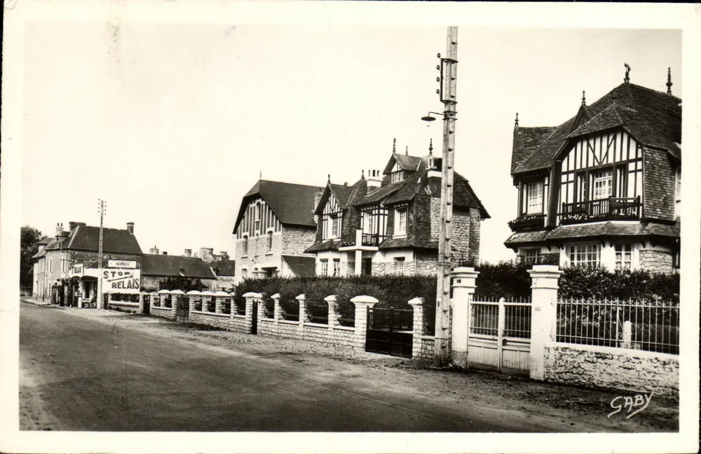 Isigny-sur-Mer — vue de la route avec le relais et maisons à colombages — Éditions Gaby - Vorderseite