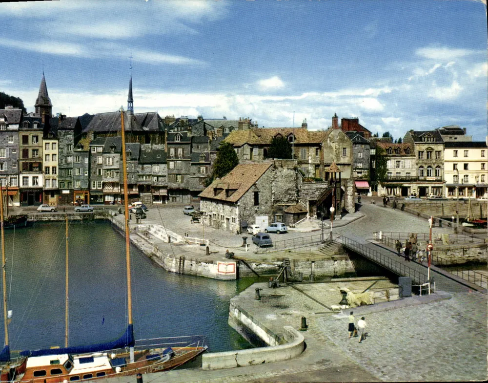Honfleur (Calvados) — Ansicht des Quais Sainte-Catherine und der Lieutenance — Verlag Arliaud Frères, Nantes-Carquefou, Nr. 12 - Vorderseite