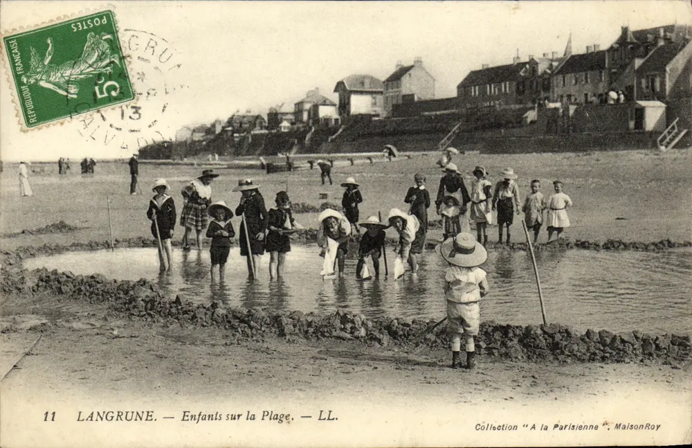 Langrune — Crianças na Praia — Coleção 'A la Parisienne', Maison Roy - Frente